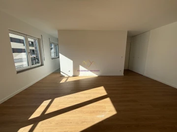 Apartamento T3 para Venda em Santo António dos Cavaleiros e Frielas
