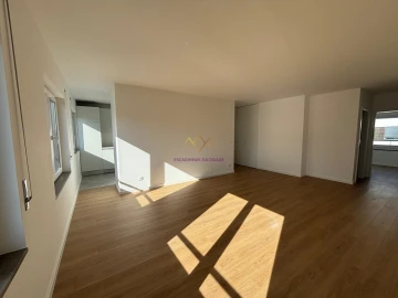 Apartamento T3 para Venda em Santo António dos Cavaleiros e Frielas