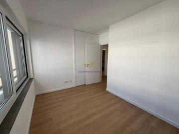 Apartamento T3 para Venda em Santo António dos Cavaleiros e Frielas