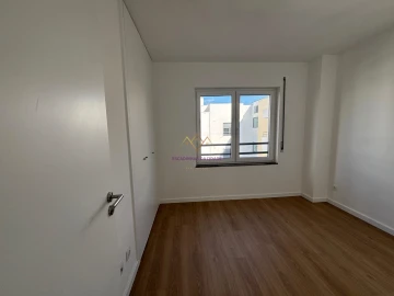 Apartamento T3 para Venda em Santo António dos Cavaleiros e Frielas