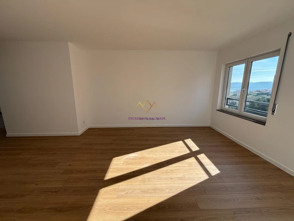 Apartamento T3 para Venda em Santo António dos Cavaleiros e Frielas Foto 2