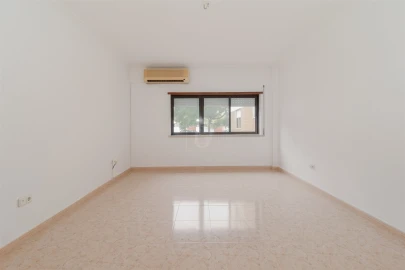 Apartamento T3 para Arrendamento em Santo Antonio da Charneca