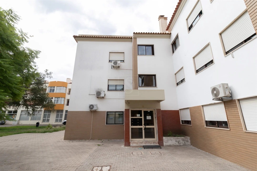 Apartamento T3 para Arrendamento em Santo Antonio da Charneca Foto 4