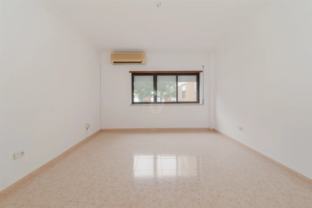 Apartamento T3 para Arrendamento em Santo Antonio da Charneca Foto 9