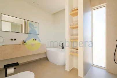 Moradia T4 para Venda em Santa Barbara de Nexe