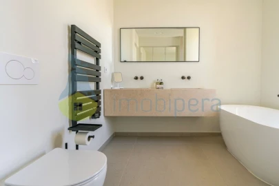 Moradia T4 para Venda em Santa Barbara de Nexe