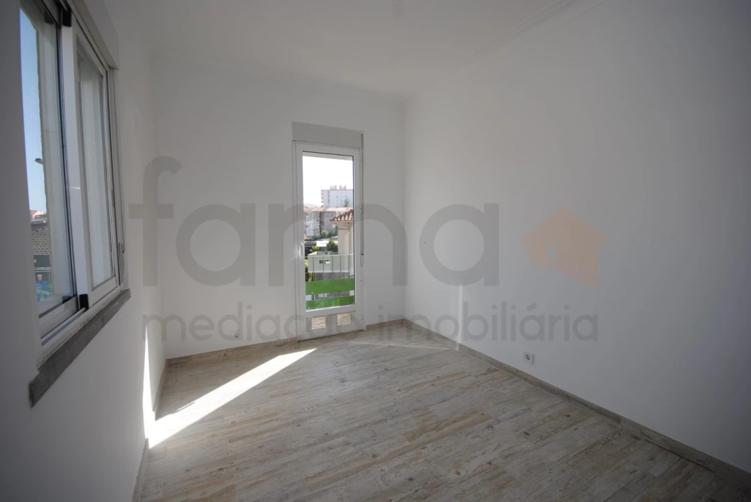 Apartamento T2 para Arrendamento em São Domingos de Rana Foto 11