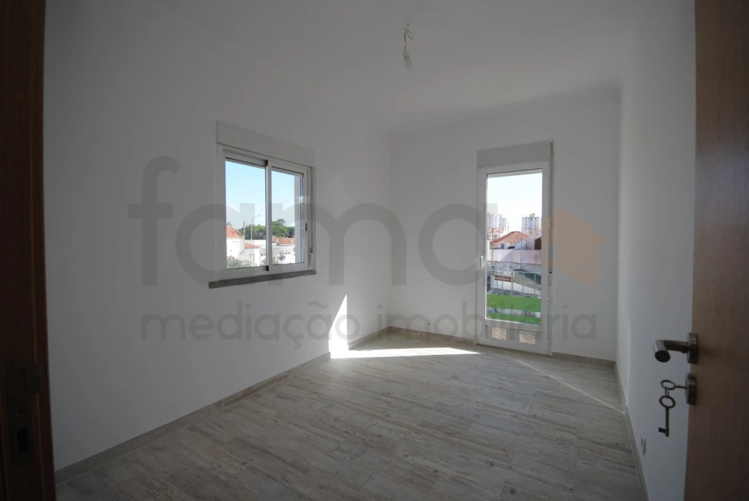 Apartamento T2 para Arrendamento em São Domingos de Rana Foto 12