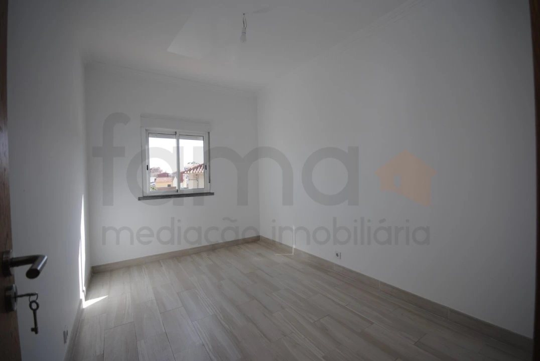 Apartamento T2 para Arrendamento em São Domingos de Rana Foto 16