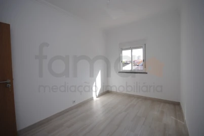 Apartamento T2 para Arrendamento em São Domingos de Rana