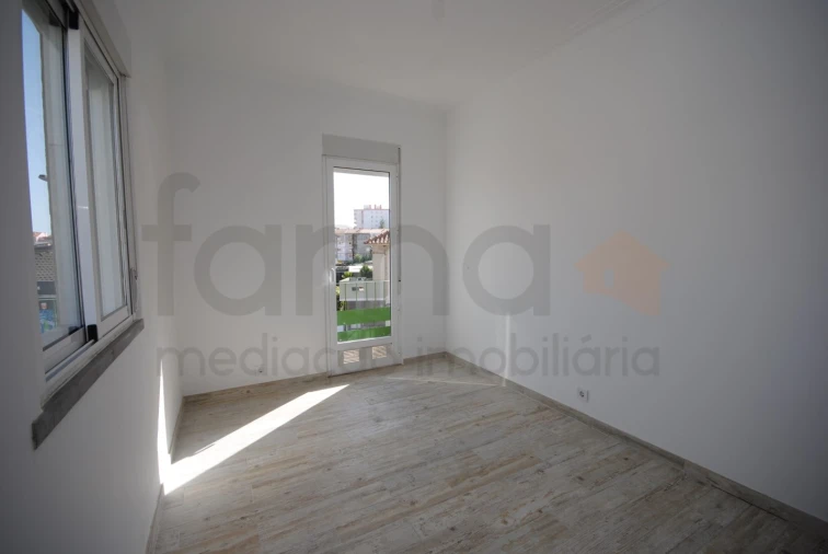 Apartamento T2 para Arrendamento em São Domingos de Rana Foto 11