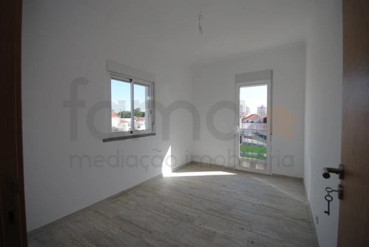 Apartamento T2 para Arrendamento em São Domingos de Rana Foto 12