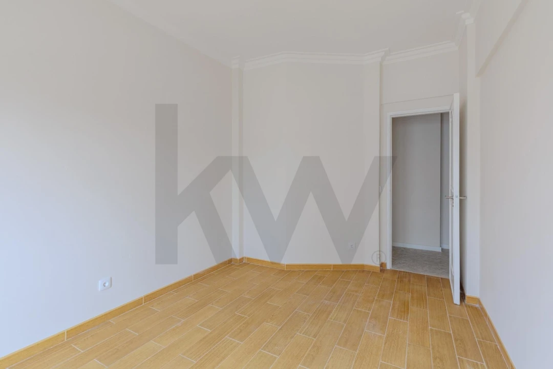 Apartamento T2 para Arrendamento em Rio de Mouro Foto 7