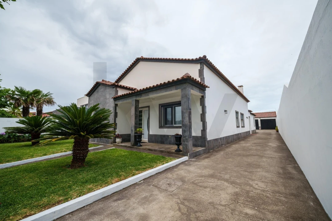 Moradia T2 para Venda em Mosteiros Foto 3