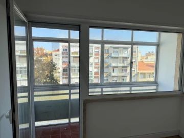 Apartamento T2 para Arrendamento em Benfica