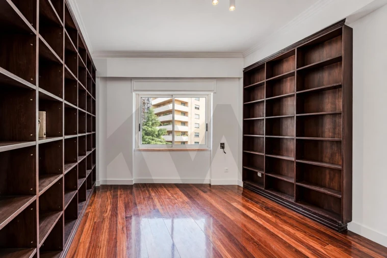 Apartamento T5 para Venda em São Domingos de Benfica Foto 16