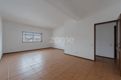 Apartamento T3 para Arrendamento em Selho (São Jorge)