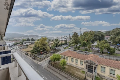 Apartamento T3 para Arrendamento em Selho (São Jorge)