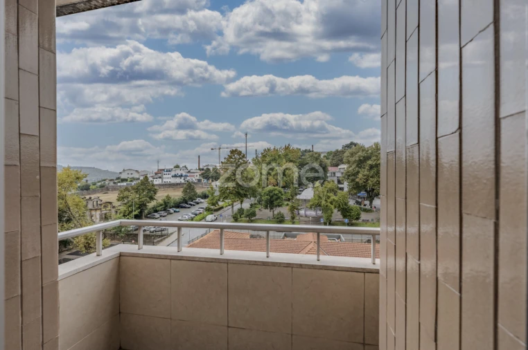 Apartamento T3 para Arrendamento em Selho (São Jorge) Foto 23