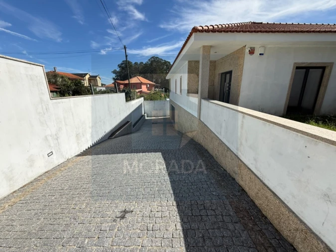 Moradia T3 para Venda em Airães Foto 32