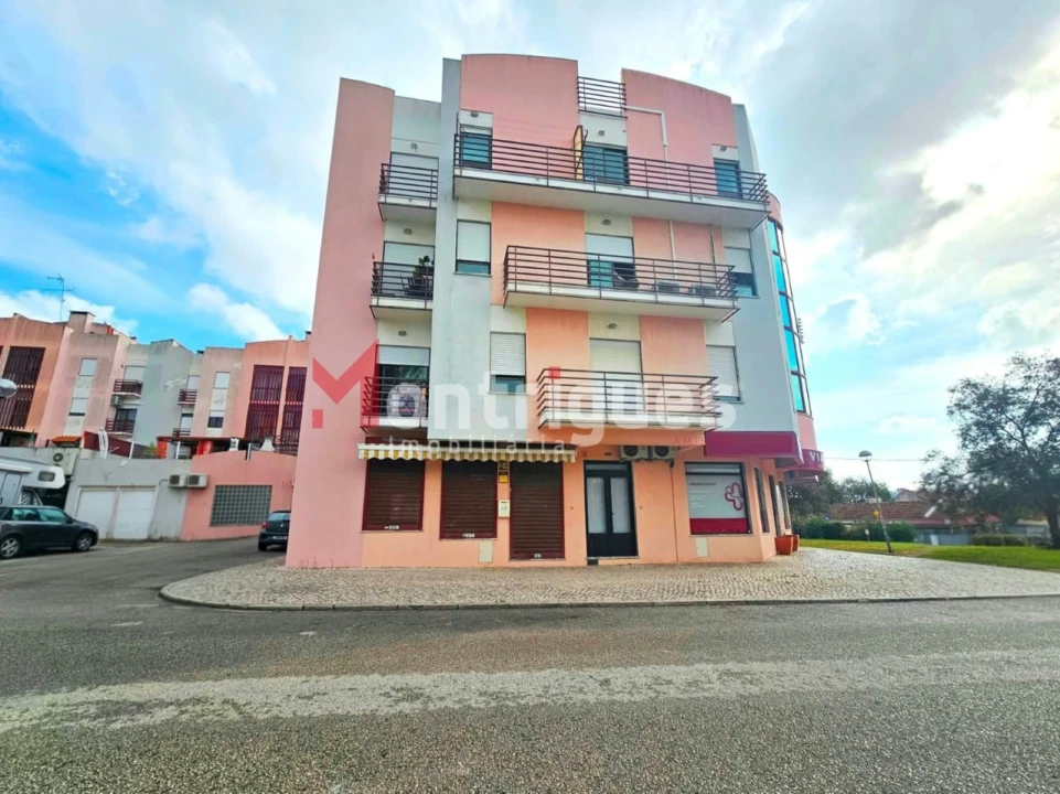 Loja para Arrendamento em Vialonga Foto 1