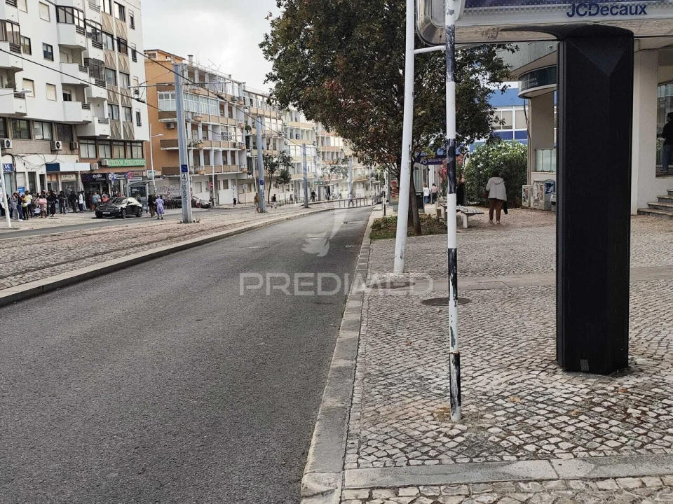 Loja para Venda em Almada, Cova da Piedade, Pragal e Cacilhas Foto 3
