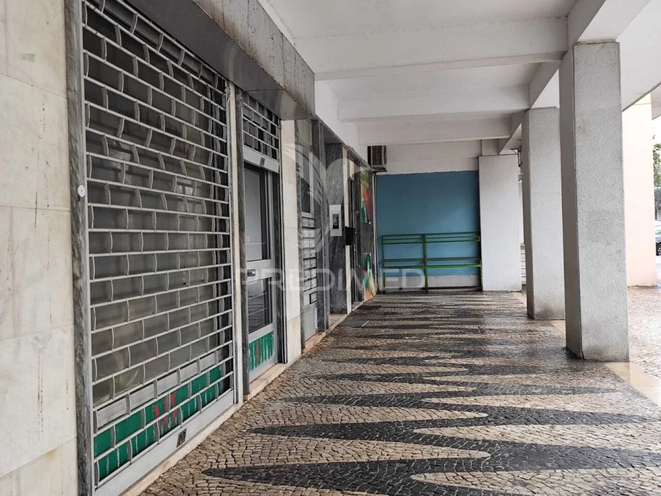 Loja para Venda em Almada, Cova da Piedade, Pragal e Cacilhas Foto 1
