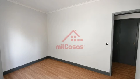 Apartamento T3 para Venda em Ramada e Caneças