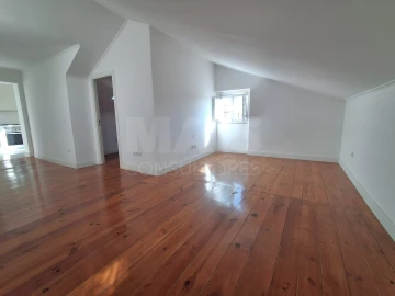 Apartamento T2 para Arrendamento em Laranjeiro e Feijó