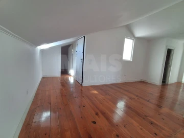 Apartamento T2 para Arrendamento em Laranjeiro e Feijó
