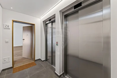 Apartamento T3 para Venda em Santo António dos Cavaleiros e Frielas