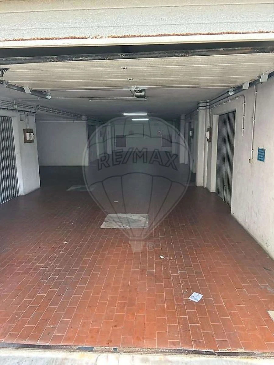 Garagem para Arrendamento em Massamá e Monte Abraão Foto 6