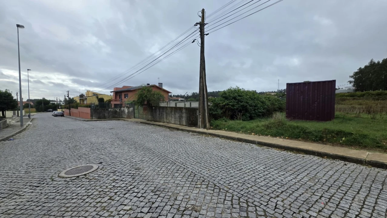 Terreno para Venda em Castêlo da Maia Foto 2