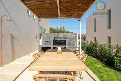 Moradia T4 para Venda em Santa Barbara de Nexe