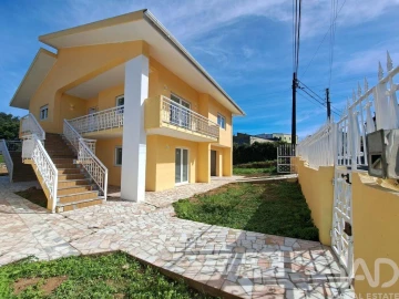 Moradia T4 para Venda em Santa Maria de Lamas