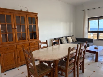 Apartamento T2 para Arrendamento em Rosto do Cão (São Roque)