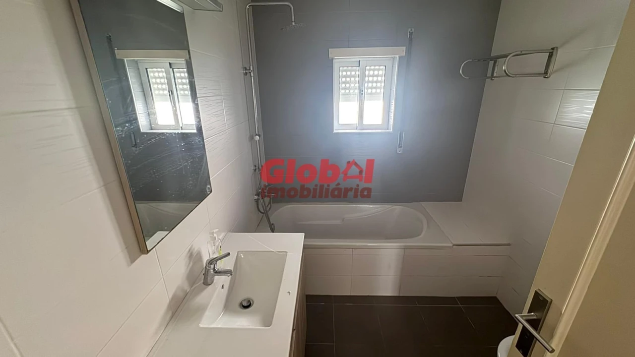Apartamento T2 para Venda em Viseu Foto 4