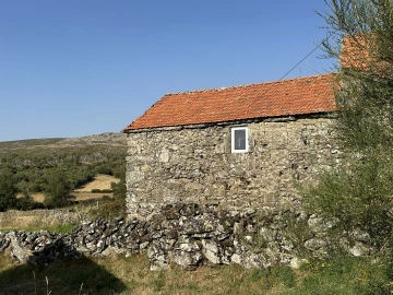 Moradia T3 para Venda em Castro Laboreiro e Lamas de Mouro