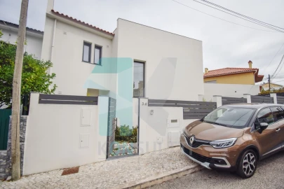 Moradia T3 para Venda em São Domingos de Rana