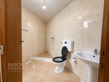 Armazém para Arrendamento em Carreira e Fonte Coberta