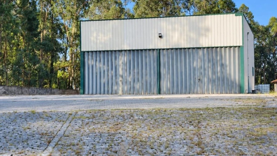 Armazém para Arrendamento em Carreira e Fonte Coberta