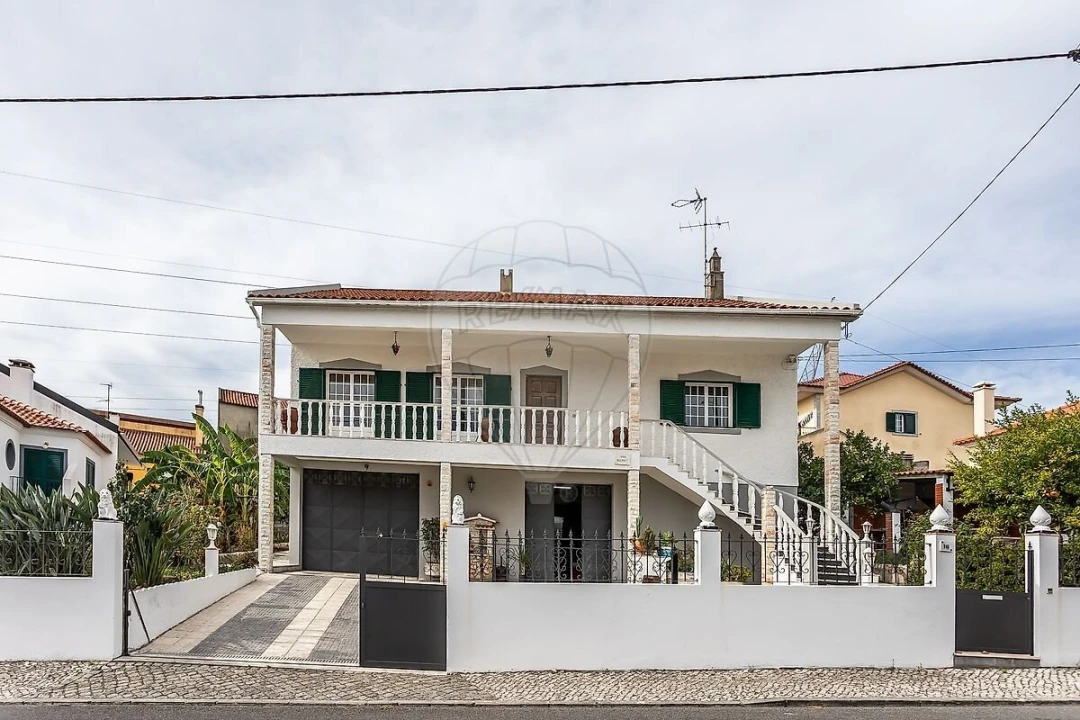 Moradia T3 para Venda em Pontinha e Famões Foto 1