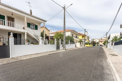 Moradia T3 para Venda em Pontinha e Famões