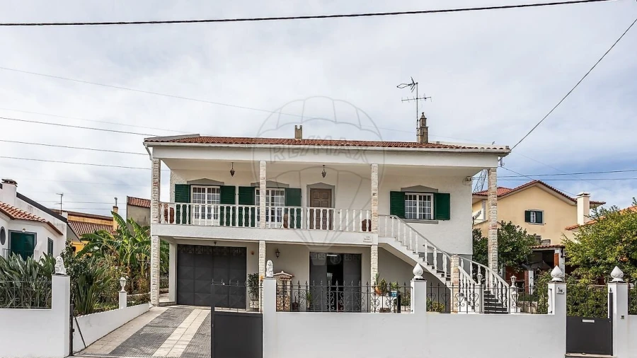 Moradia T3 para Venda em Pontinha e Famões