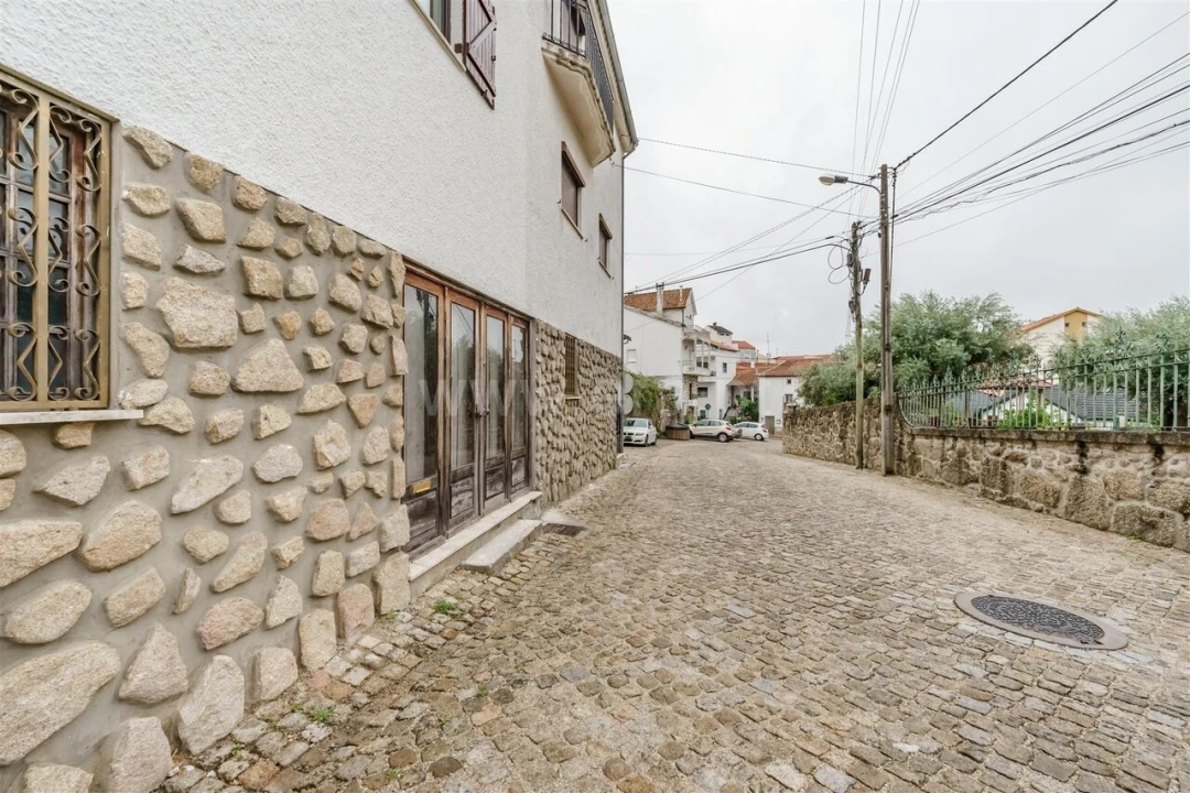 Armazém para Venda em Teixoso e Sarzedo Foto 1