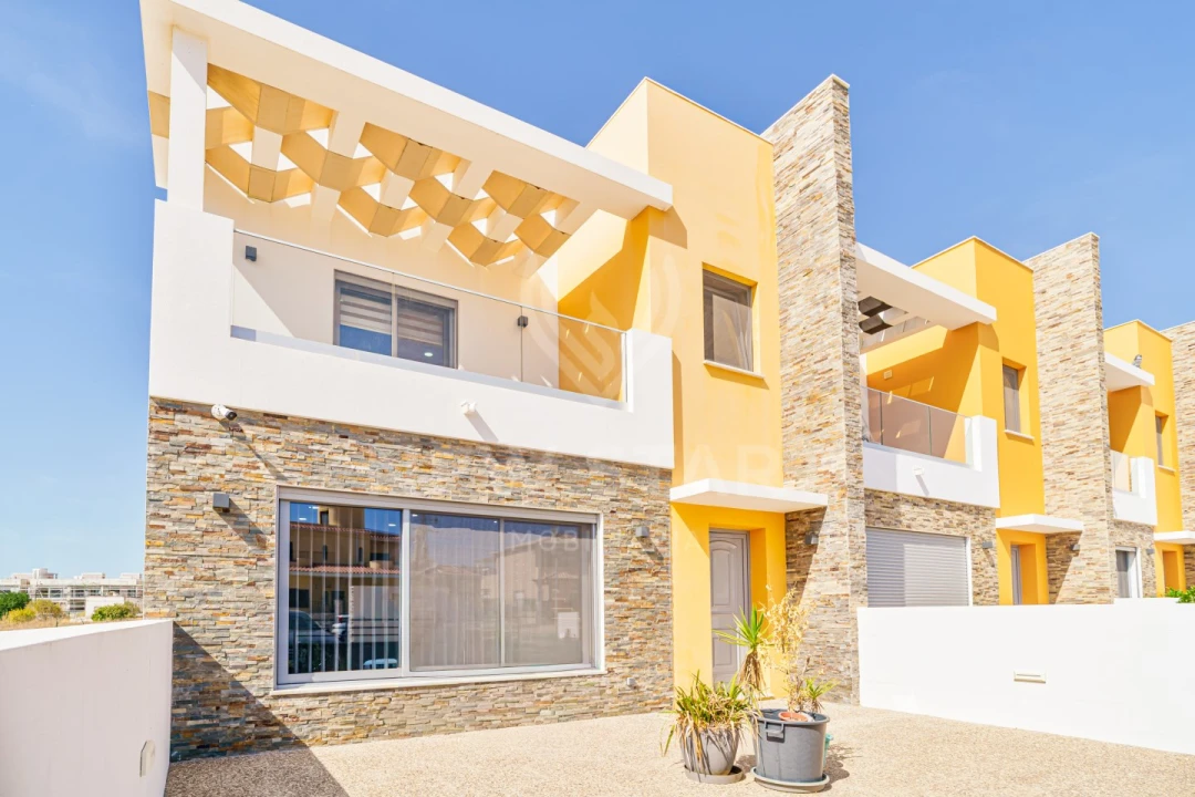 Moradia T4 para Venda em Quelfes Foto 1