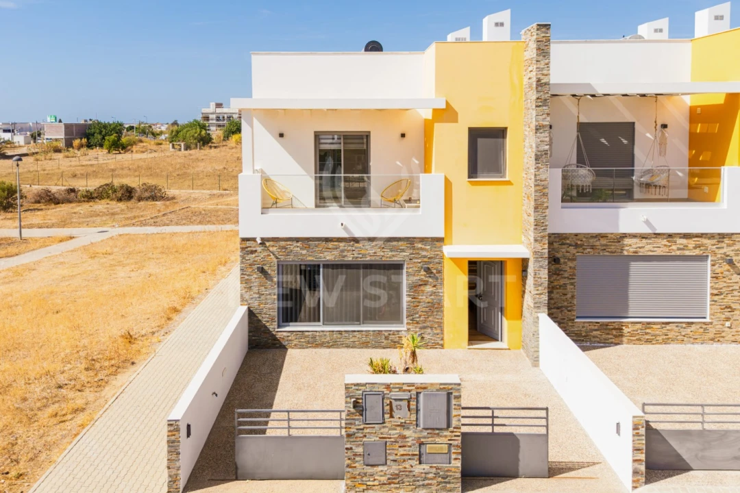 Moradia T4 para Venda em Quelfes Foto 32