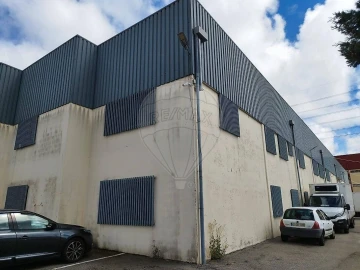 Armazém para Arrendamento em Grijó e Sermonde