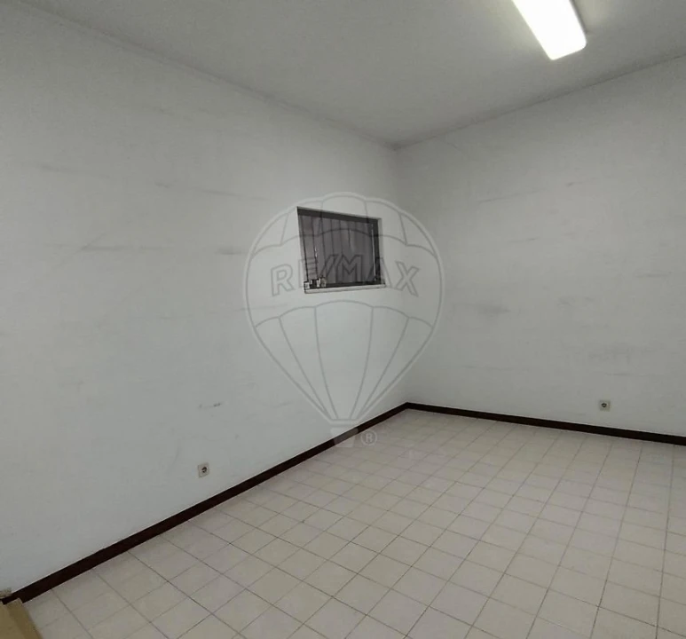 Armazém para Arrendamento em Grijó e Sermonde Foto 3