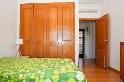 Moradia T6 para Venda em Santo Quintino
